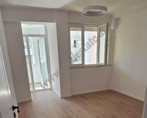 Apartament 1+1 ne shitje ne rrugen Muzaket ne zonen e Don Boskos ne Tirane.
Pozicionohet ne katin 7